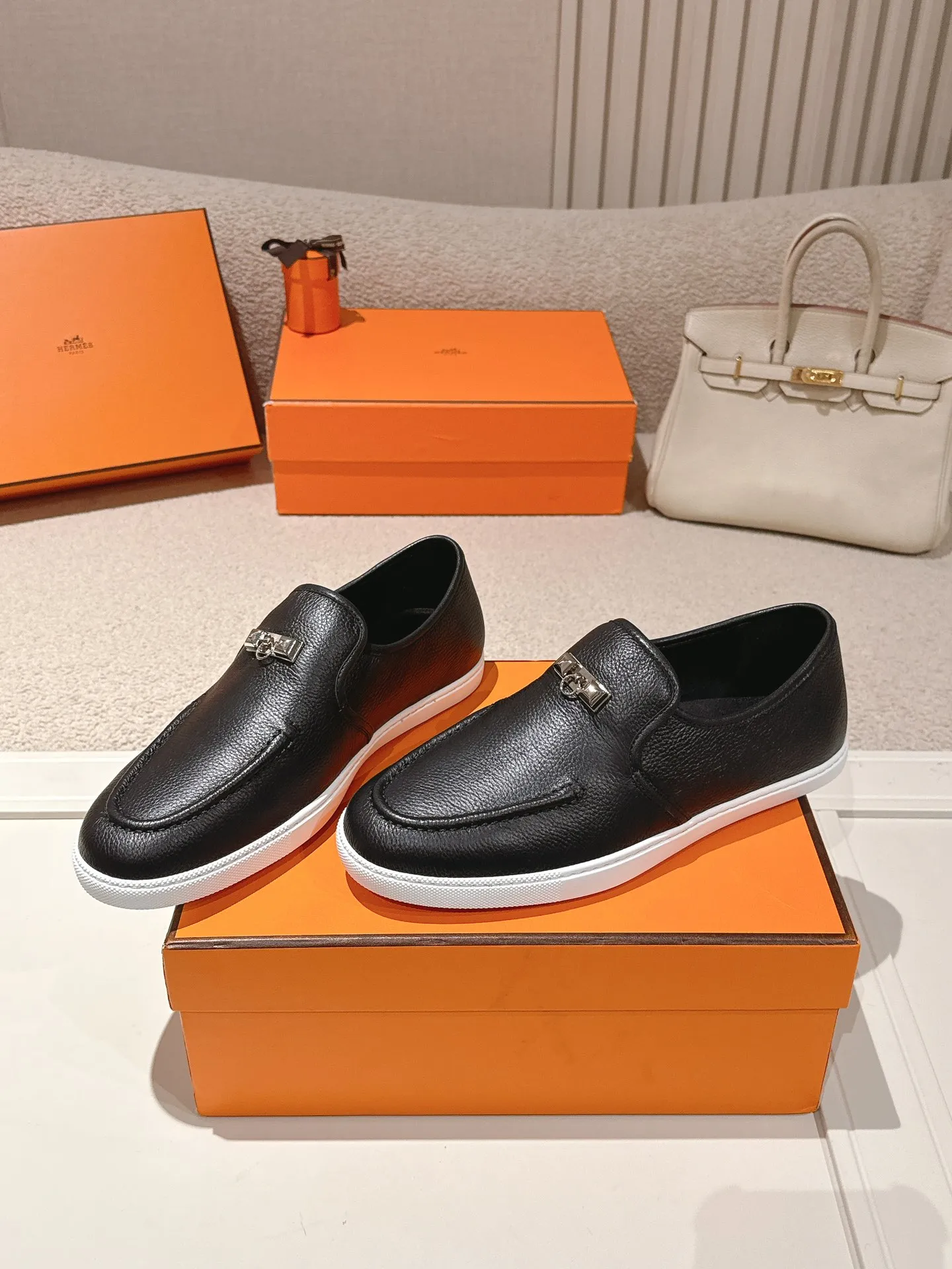Men's Men's Shoes 600💰 Hermes# Couple Studded Loafers Calfskin and suede goatskin lace-up free sneakers with signature "H" detail. The design is simple and smooth, creating a fashionable urban look. It is comfortable and versatile. H family classics are not outdated, and the delivery counter is exquisitely packaged🛍📦 Fabric: Original customized imported first-layer cowhide/cow down Lining: Imported soft sheepskin Sole: Original open-molded anti-slip TPU material Size: 35-45